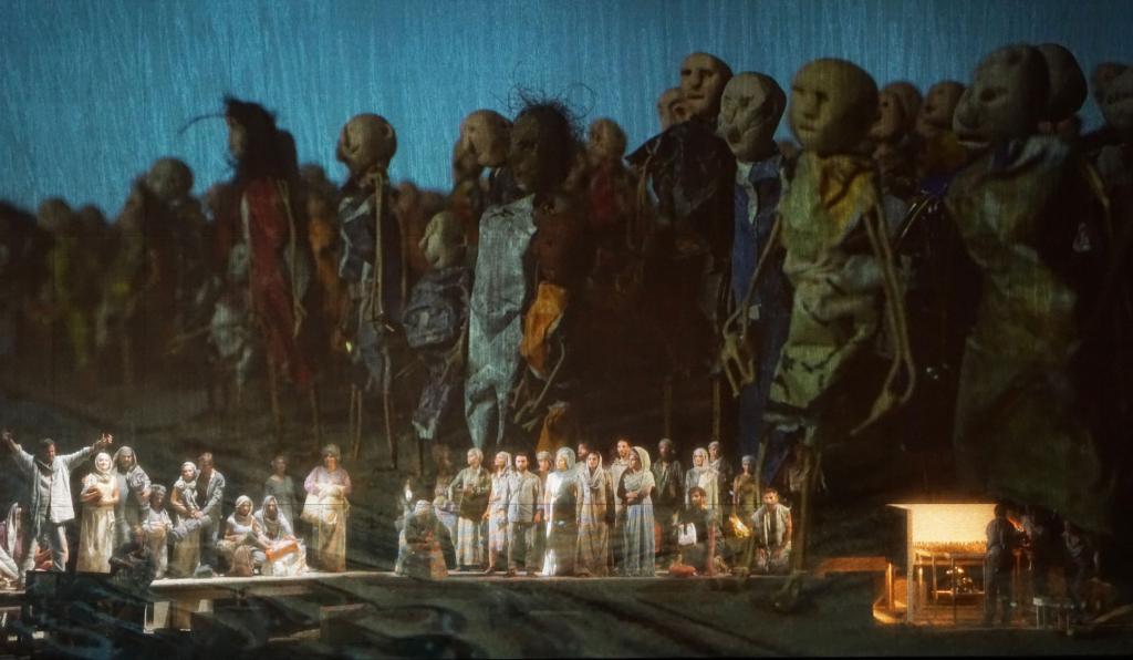 Moses in Ägypten - Festspielhaus - Bregenzer Festspiele - Bühnenbild mit vielen SchauspielerInnen