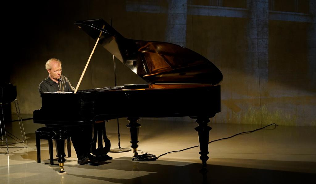 Konzert im KUB-Bregenzer Festspiele-Mann spielt Klavier