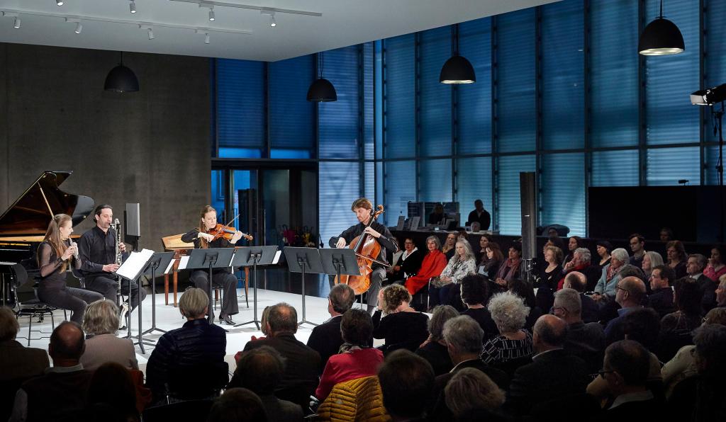 Einblick 1 - Opern Atelier - Bregenzer Festspiele - Orchester spielt im KUB von Publikum umrandet