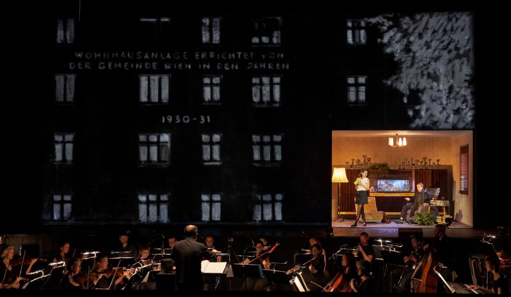 Der Reigen - Werkstattbühne - Bregenzer Festspiele - Orchester mit Hausprojektion im Hintergrund