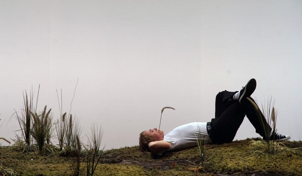 Eugen Onegin - Theater am Kornmarkt - Bregenzer Festspiele - Person liegt im Gras