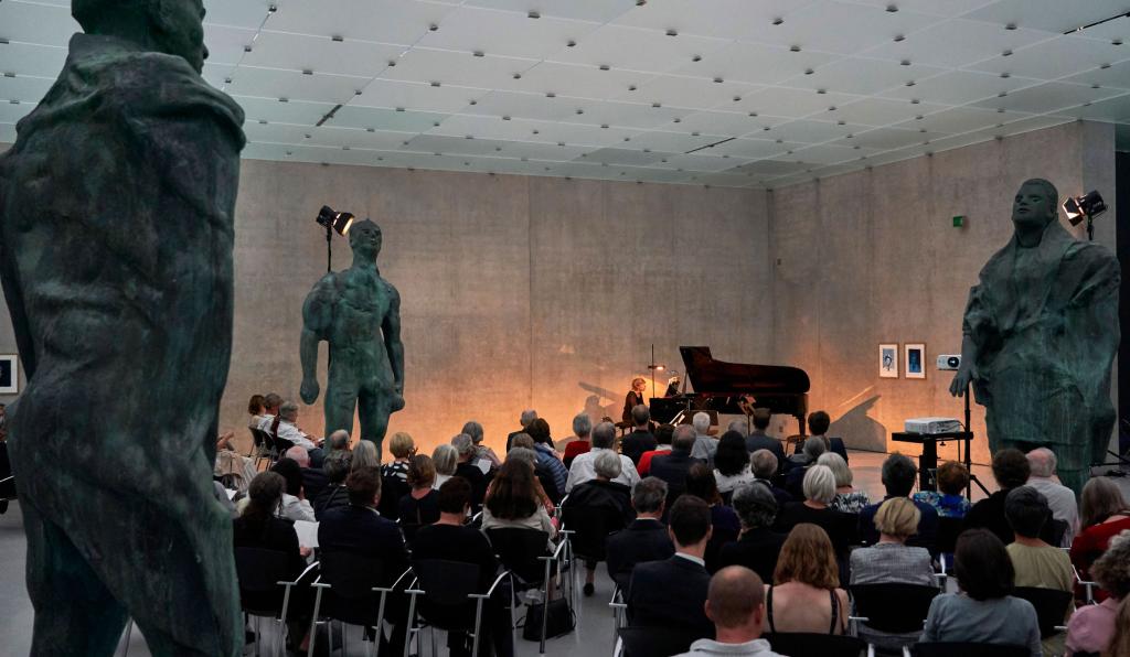Konzert im KUB-Bregenzer Festspiele-Publikum bestaunt Dame am Klavier