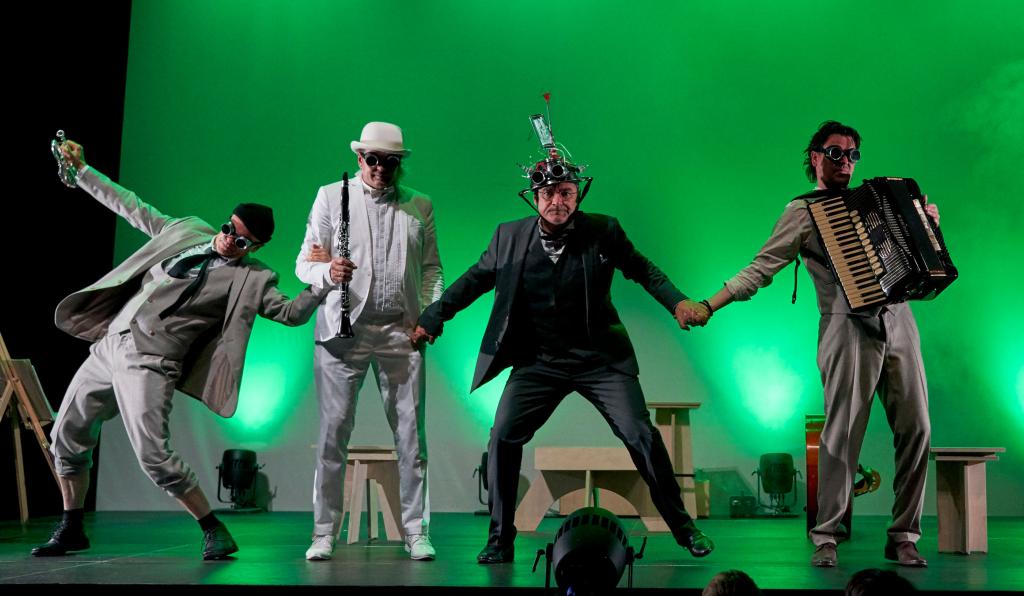 crossculture - Festspielhaus - Bregenzer Festspiele - SchauspielerInnen auf grün beleuchteter Bühne
