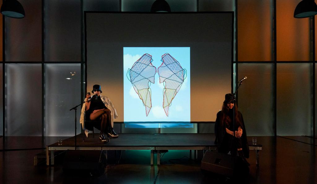Einblick 2 - Opern Atelier - Bregenzer Festspiele - zwei SchauspielerInnen im KUB