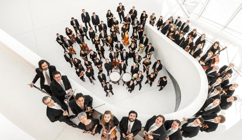 Symphonieorchester Vorarlberg - Festspielhaus - Bregenzer Festspiele - ganzes Orchester im Treppenhaus abgelichtet