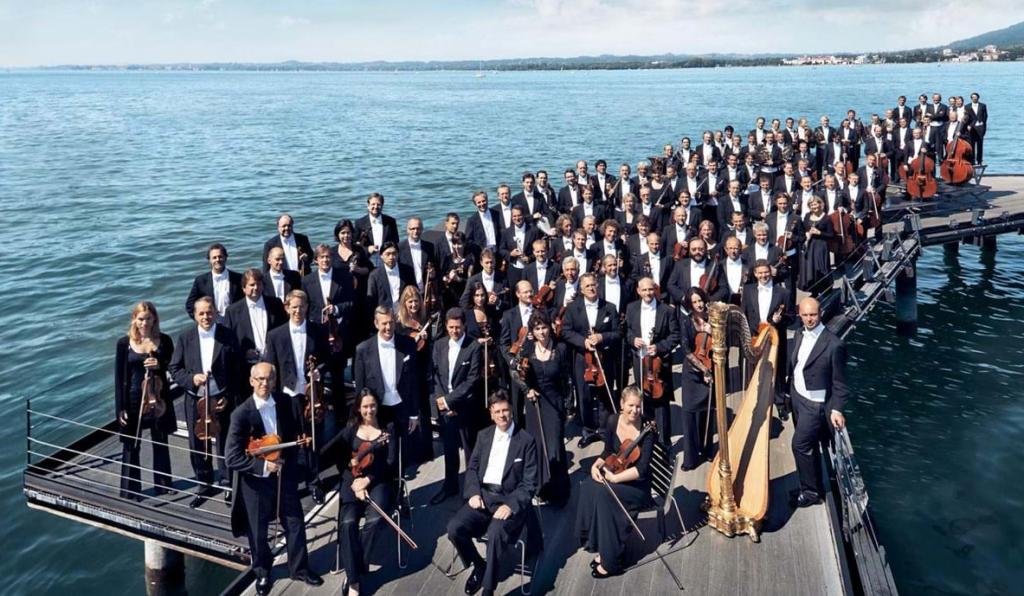 Wiener Symphoniker - Festspielhaus - Bregenzer Festspiele - Ganzes Orchester auf dem Steg zur Seebühne