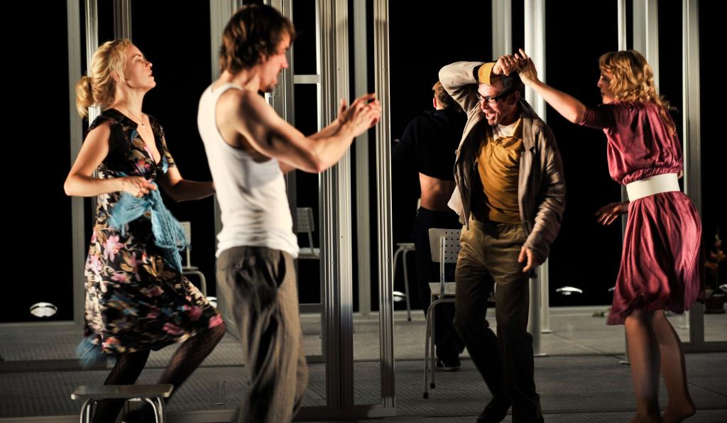 Kinder der Sonne - Theater am Kornmarkt - Bregenzer Festspiele - SchauspielerInnen tanzen auf der Bühne