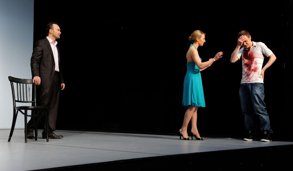 Waisen - Theater Kosmos - Bregenzer Festspiele - Bühnenbild mit drei Personen