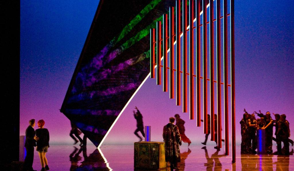Achterbahn - Festspielhaus - Bregenzer Festspiele - buntes Bühnenbild mit Lichtspiel
