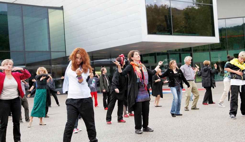  Beschwerdechor - Festspielhaus - Bregenzer Festspiele - Personen tanzen vor dem Festspielhaus