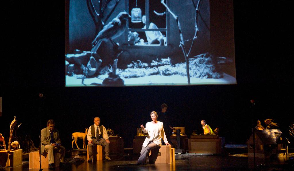 Der blonde Eckbert - Theater am Kornmarkt - Bregenzer Festspiele - Bühnenbild mit Tierfoto im Hintergrund