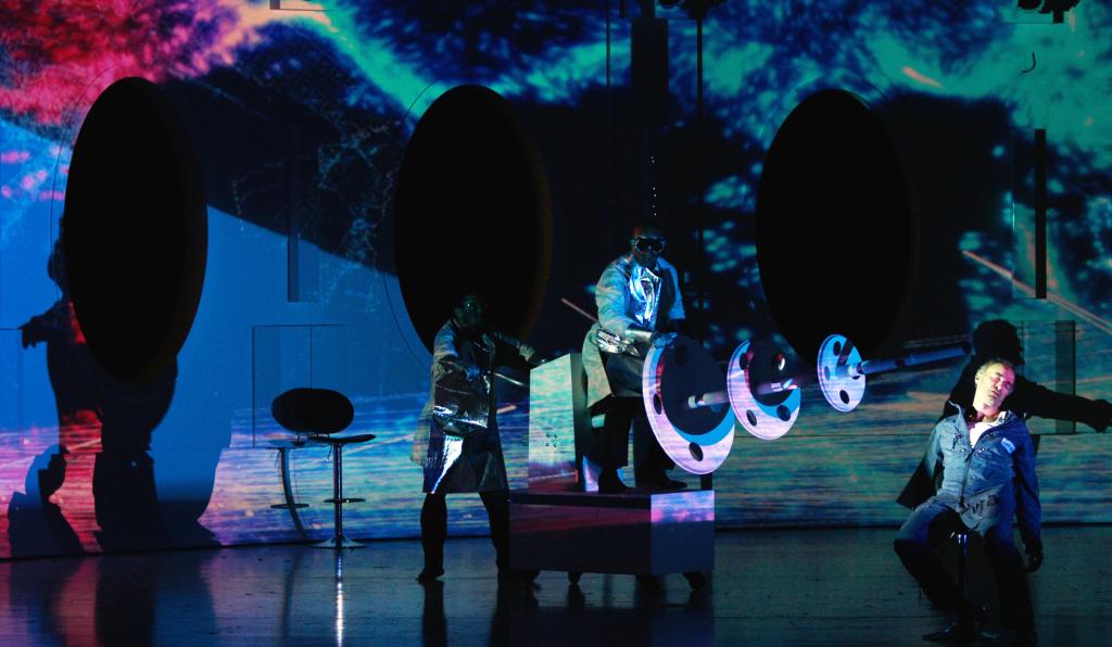 Solaris - Festspielhaus Bregenz - Bregenzer Festspiele - bunt beleuchtetes Bühnenbild mit SchauspielerInnen