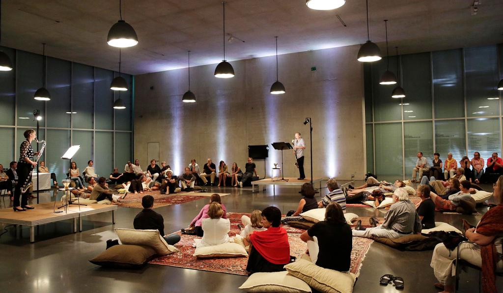 Kunst aus der Zeit Konzert - KUB - Bregenzer Festspiele - MusikerInnen auf Podest umkreist vom Publikum