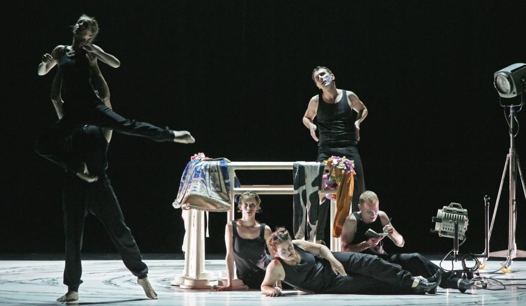 Nijinskys Tagebuch - Theater am Kornmarkt - Bregenzer Festspiele - Schauspielende mit schwarzer Kleidung auf Bühne
