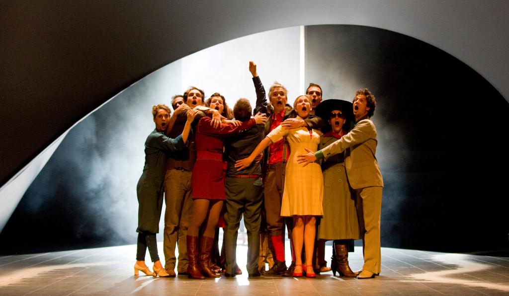 Petite Messe Solenelle - Werkstattbühne - Bregenzer Festspiele - SchauspielerInnen in einer Traube auf der Bühne