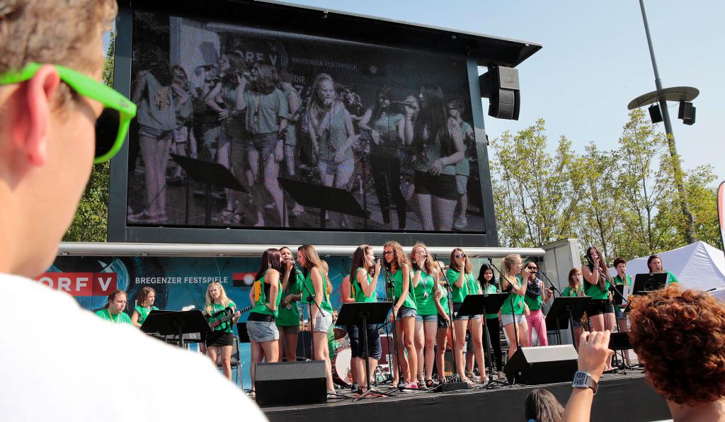 crossculture - Festspielhaus - Bregenzer Festspiele - Kinderchor mit grünen T-Shirts auf Freiluftbühne