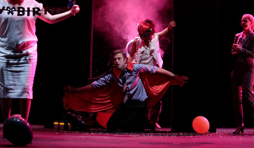 Das Leben am Rande der Milchstrasse - Werkstattbühne - Bregenzer Festspiele - pink beleuchtetes Bühnenbild mit SchauspielerInnen