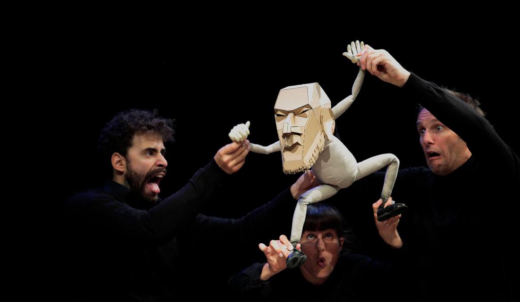 Kunst aus der Zeit - The Table - Theater Kosmos - Bregenzer Festspiele - drei SchauspielerInnen mit Puppe