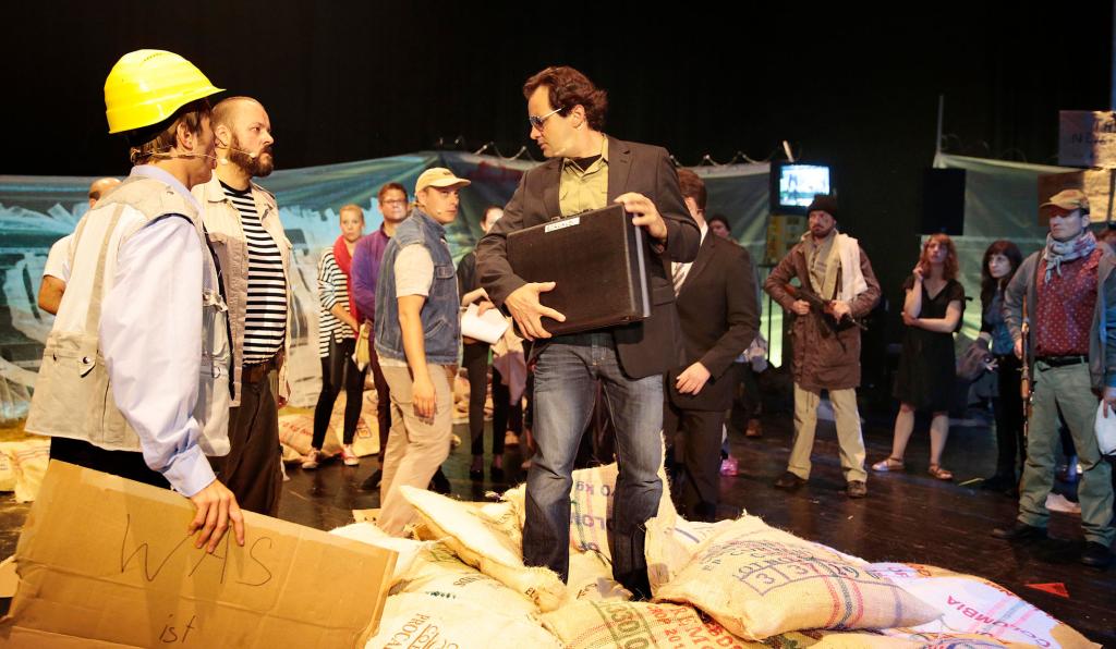 Trans-Maghreb - Werkstattbühne - Bregenzer Festspiele - SchauspielerInnen als Bauarbeiter auf der Bühne
