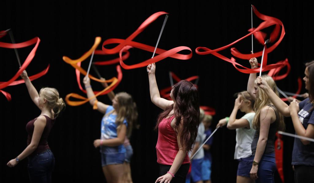 crossculture - Festspielhaus - Bregenzer Festspiele - Kinder tanzen mit Bändern