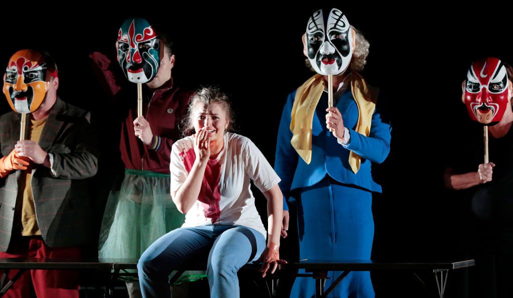 Der goldene Drache - Werkstattbühne - Bregenzer Festspiele - SchauspielerInnen mit bunten Masken