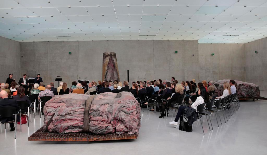 Opernatelier - Einblick 1 - KUB - Bregenzer Festspiele - Publikum sitzt im KUB um Kunstwerke herum