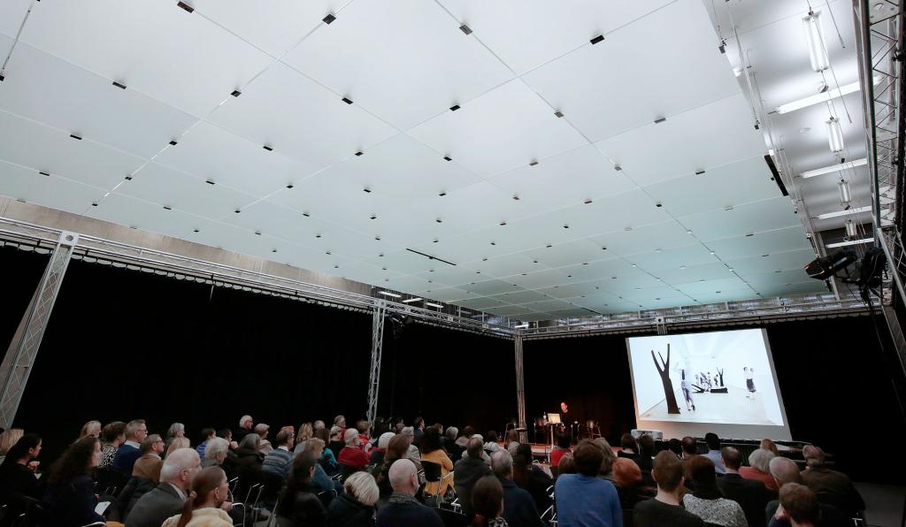 Opernatelier - Einblick 2 - Bregenzer Festspiele - Publikum blickt nach Vorne auf Präsentation