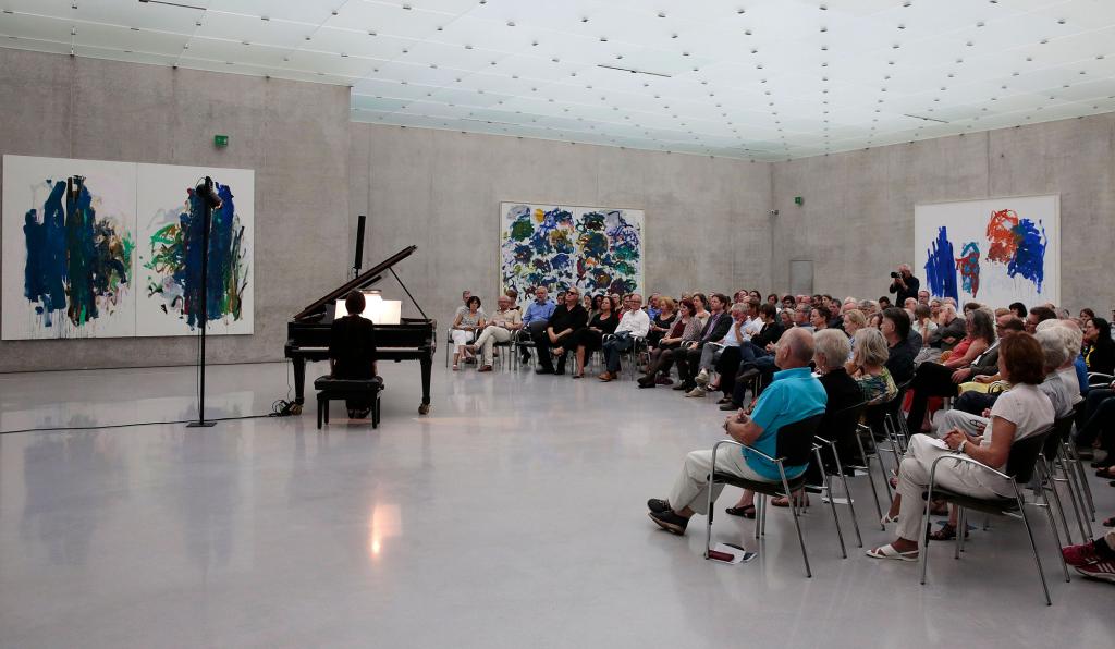 Konzert im KUB-Bregenzer Festspiele- Publikum bestaunt Klavierspielerin