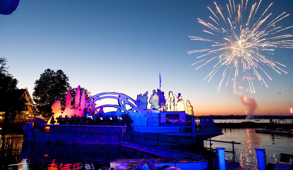 Bastien und Bastienne - Gondelhafen - Bregenzer Festspiele - Freiluftbühne bei Sonnenuntergang mit Feuerwerk