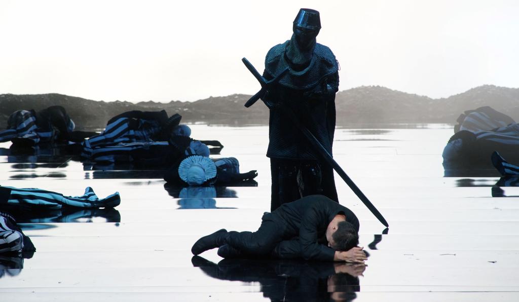 Hamlet - Festspielhaus - Bregenzer Festspiele - Mann kniet vor anderem Mann mit Kreuz