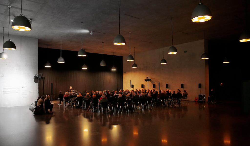 Opernatelier - Einblick 3 - Bregenzer Festspiele - Publikum blickt nach Vorne auf Präsentation