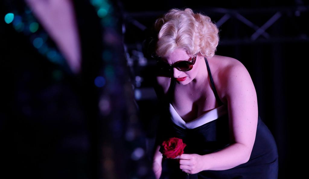 Make no Noise - Werkstattbühne - Bregenzer Festspiele - Schauspielerin mit roter Rose