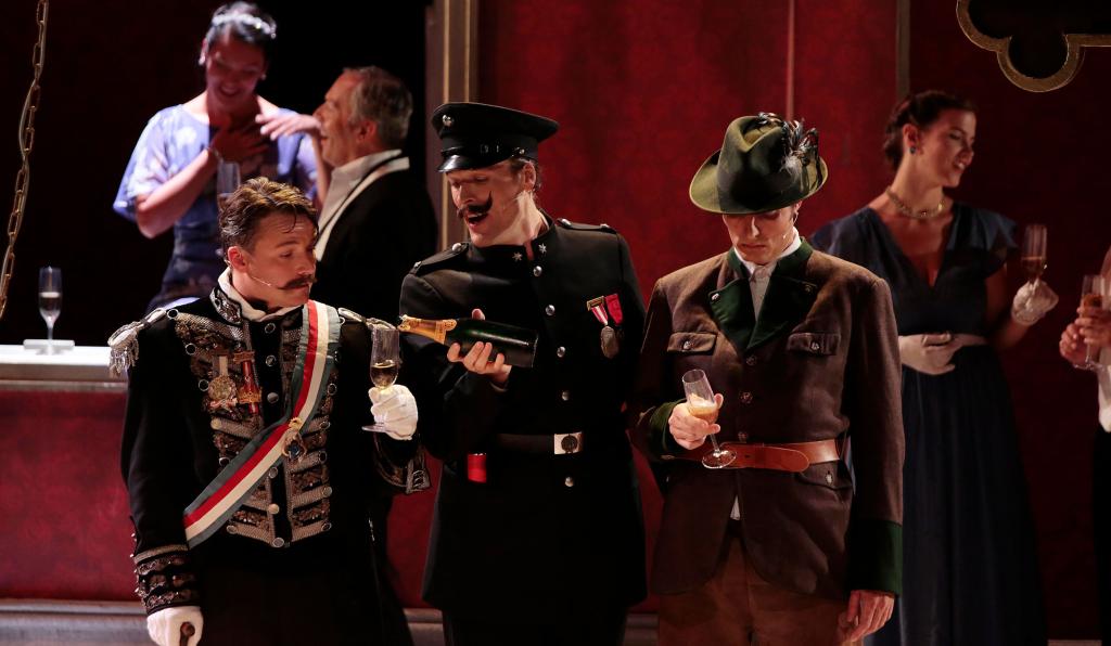 Die Austrotragödie - Werkstattbühne - Bregenzer Festspiele - Schauspieler in Soldatenkostüm