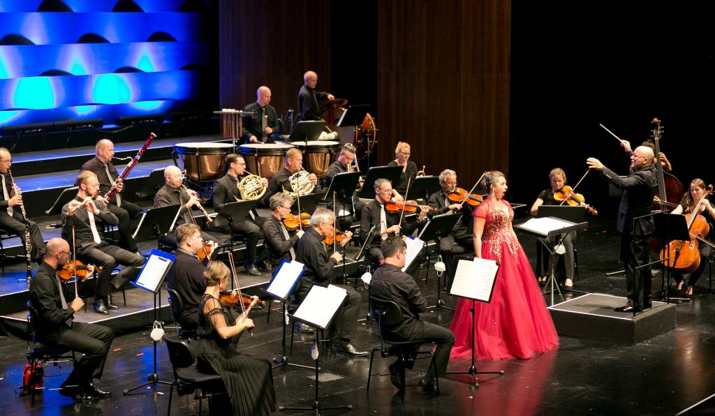 Viva Verdi - Viva l'Opera - Festspielhaus - Bregenzer Festspiele - Orchester mit Sängerin in rotem Kleid