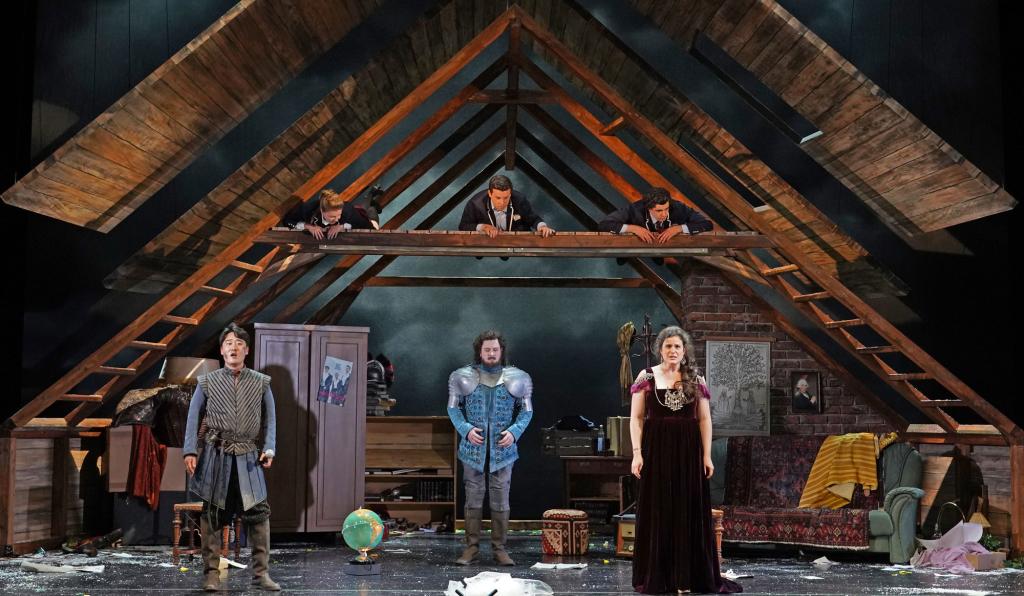 Armida - Theater am Kornmarkt - Bregenzer Festspiele - Bühnenbild mit nachgestelltem Dachboden