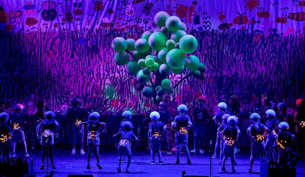 Fedeki-Werkstattbühne-Bregenzer Festspiele-Bühnenbild-Viele Kinder auf der Bühne