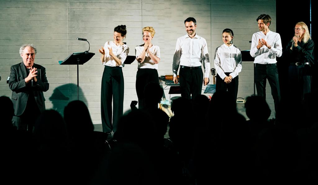 Konzert im KUB-Bregenzer Festspiele-SängerInnen applaudieren auf der Bühne