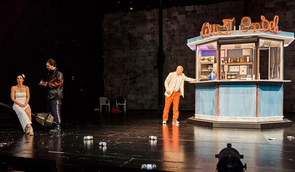 Lohn der Nacht - Theater Kosmos - Bregenzer Festspiele - Bühnenbild mit Würstlstand