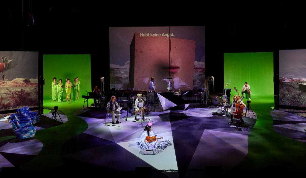 Melencolia - Werkstattbühne - Bregenzer Festspiele - buntes Bühnenbild mit Lichtshow
