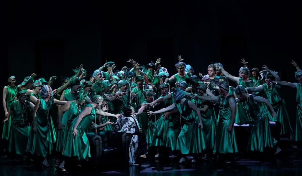 Nero - Festspielhaus - Bregenzer Festspiele - viele SchauspielerInnen in grünem Kostüm