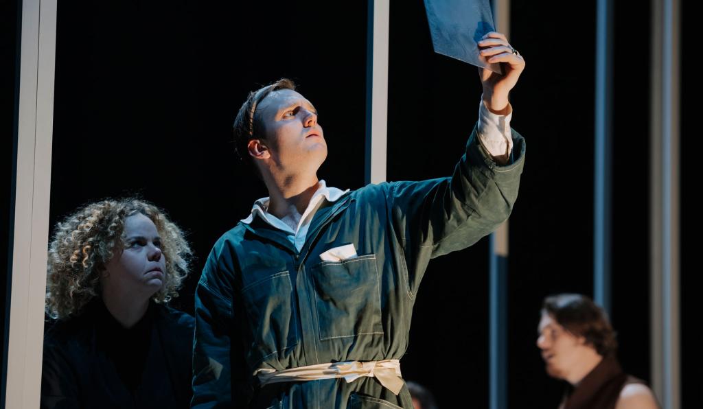 Richard II. - Gastspiel Burgtheater- Festspielhaus - Bregenzer Festspiele - Mann schaut auf Papier