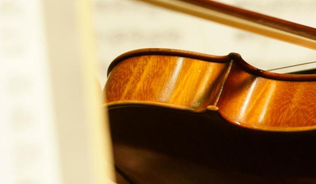 Wiener Symphoniker - Festspielhaus - Bregenzer Festspiele - Geige zwischen Notenblättern