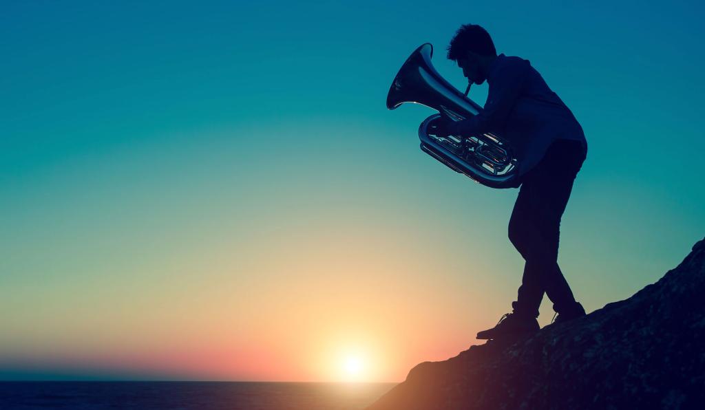 Brass Appassionato - Seebühne - Bregenzer Festspiele - Mann spielt Bariton bei Sonnenuntergang