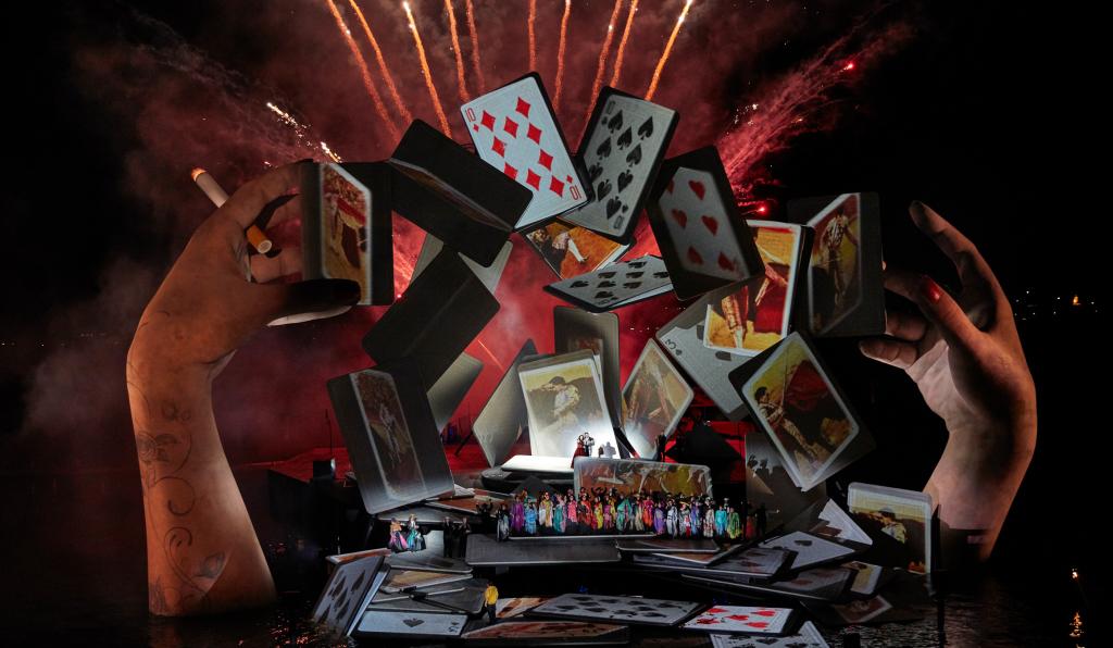 Carmen-Seebühne-Bregenzer Festspiele-Bühnenbild mit Feuerwerk