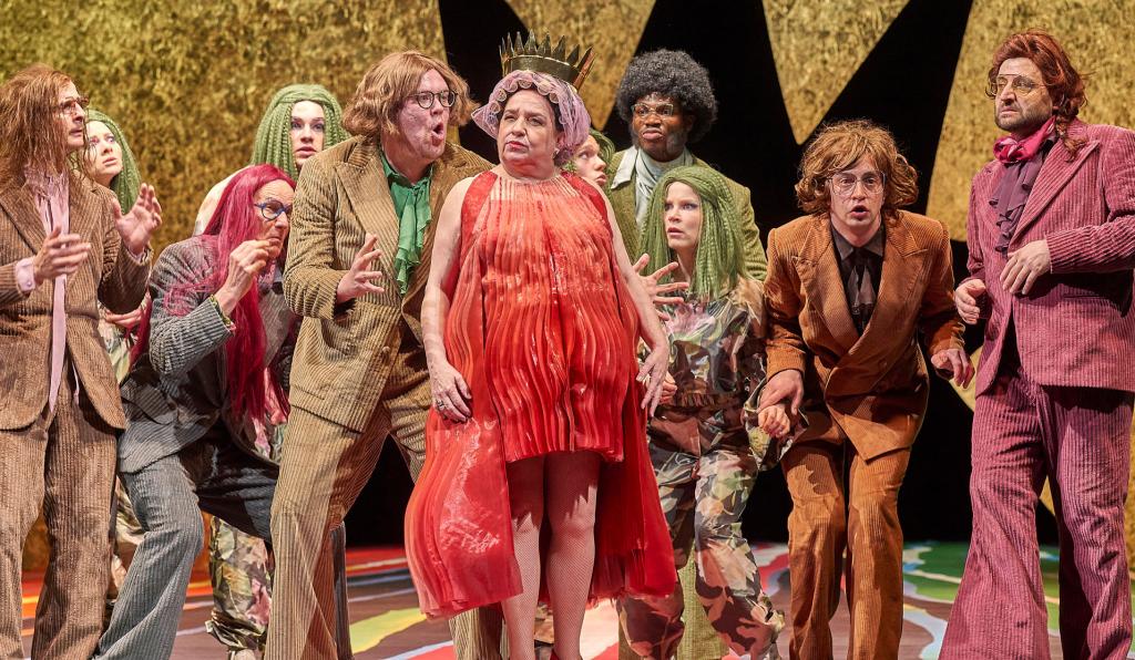 Die gefesselte Phantasie - Festspielhaus - Bregenzer Festspiele - SchauspielerInnen mit bunten Kostümen